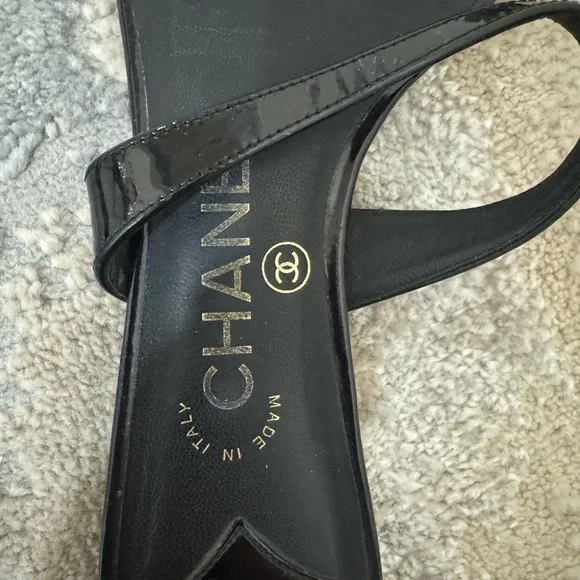 CHANEL Black Patent Leather CC Toe Ring Sandals size 37 - Picture 4 of 7